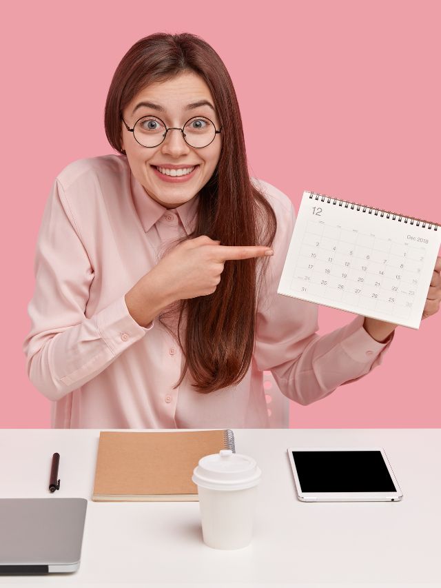 Mulher apontando pra calendário.