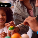 Família se divertindo pintando ovos de pascoa.