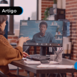 Pessoa sendo entrevista pra uma vaga de emprego de forma online.