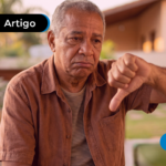 Idoso cabisbaixo com o polegar pra baixo.