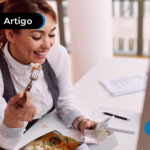 Mulher almoçando em seu horário de trabalho.