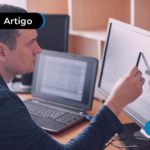 homem verificando as janela de competência empréstimo CLT
