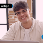 Jovem sorrindo.