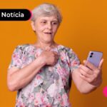 Pessoa de idade cocada com as propostas sobre o leilão do INSS.