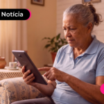 Aposentada usando celular para ler sobre novidade do Leilão INSS.