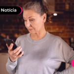 Idosa olhando para o celular.
