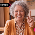 Aposentada sorrindo ao ler notícia sobre leilão do INSS.