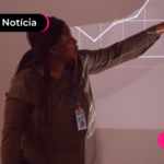 Pessoa mostrando um gráfico com aumento.