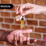 Homem recebendo as chave do programa minha casa, minha vida.