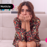 Mulher com cara de assustada após saber que jogos de apostas tem que ser declarado no imposto de renda.