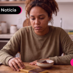 Mulher chateada por ter caído no golpe do chocolate.