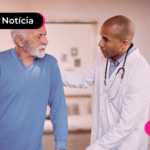 Medico auxiliando idoso