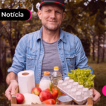 Homem entregando cesta básica.