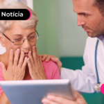 Idosa surpresa com golpe dos exames falsos.