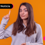 Jovem apontando o dedo pra cima de forma positiva.