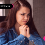 Mulher com expressão franzida lendo sobre o valor do abono salarial