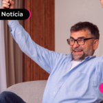 Pessoa feliz com novo lote residual do imposto de renda.