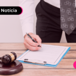 Pessoa assinando beneficio.