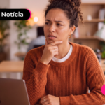 Jovem com expressão de dúvida, pensando quando deve cair o quinto dia útil de abril.