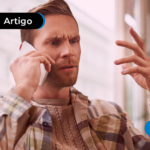 Homem estressado falando no telefone.