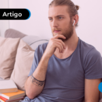 Pessoa pensativa sobre o que é a restituição do imposto de renda.
