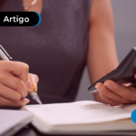 Pessoa calculando e anotando.
