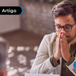 Homem sendo analisado pelo currículo em uma entrevista de emprego.