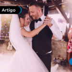 Casal dançando apaixonados na sua festa de casamento.