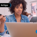 mulher pesquisando sebrae cursos gratuitos