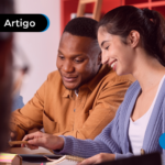 Duas pessoas olhando quais são os cursos gratuitos do senac.