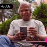 Homem idoso olhando para celular.