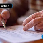 Pessoa assinando documento de consignado INSS.