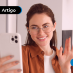 Mulher de óculos fazendo chamada de vídeo pelo celular.