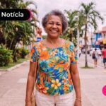 Aposentada feliz por receber o decimo terceiro adiantado.