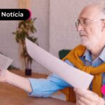 Homem idoso olhando para papéis.