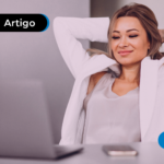 Mulher relaxada no ambiente de trabalho.