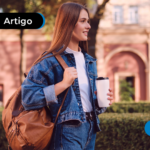 Jovem com mochila nas costas participando do programa bolsa permanência.
