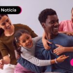Família sorrindo.