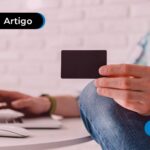 Pessoa segurando cartão preto de autônomo.
