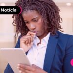 Pessoa olhando como sacar a nova liberação do FGTS.
