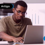 Jovem com notebook lendo artigo sobre como consultar propostas do consignado CLT.
