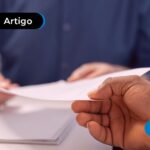 Pessoa assinando papéis pra ser contribuinte individual.