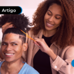 Pessoa fazendo curso de cabeleireiro gratuito.