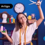 Jovem animada com tesoura e rolo de linha em curso de costura.