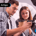 Jovens com câmera profissional em curso de fotografia.