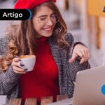 Moça usando boina vermelha e fazendo curso gratuito de francês.