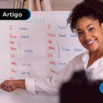 Mulher dando aula em curso de inglês.