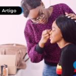 Mulher maquiando outra mulher em curso de maquiagem.