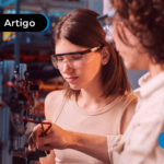 Pessoas fazendo curso técnico.