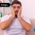 Homem com expressão de surpresa e as mãos no rosto.